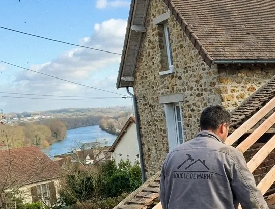 Pignon en pierre meulière et toit de tuiles plates d'un pavillon de Saint-Maur-des-Fossés au bord de la Marne